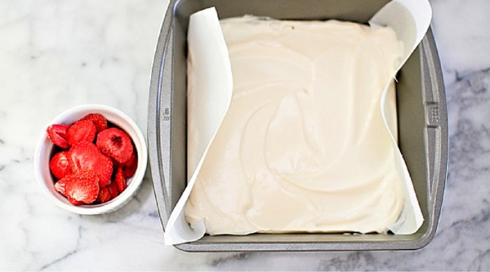 Mo-lito Vanilla-Strawberry Frozen Yoghurt Bark